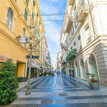 Ξενοδοχείο με διαμερίσματα Seven - Via Matteotti 178 4*