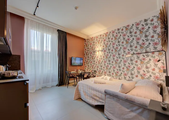 Seven - Via Matteotti 178 4*